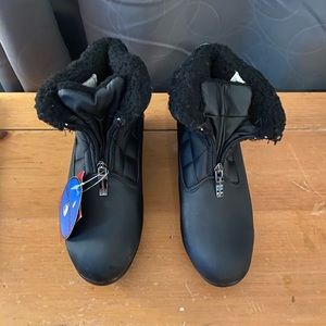 Weatherproof size 7.5 booties that are waterproof